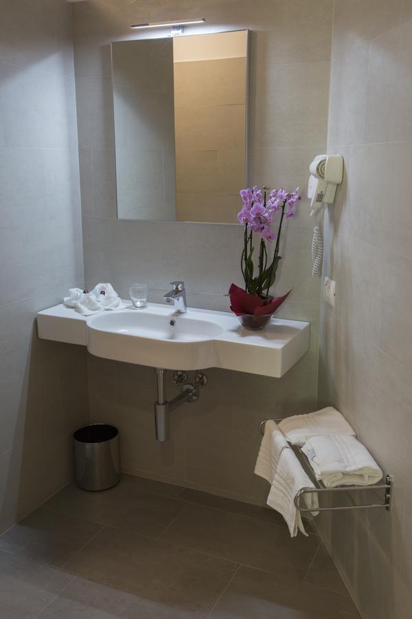 Alma Living Hotel- Al Girarrosto เวนโซเน ภายนอก รูปภาพ